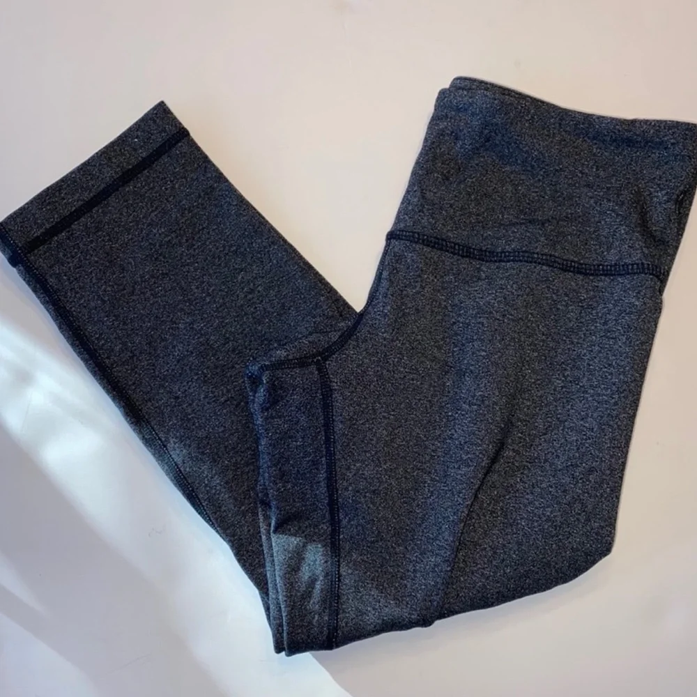 Lululemon grey wander under cropped leggings 4 - Picture 2 of 5